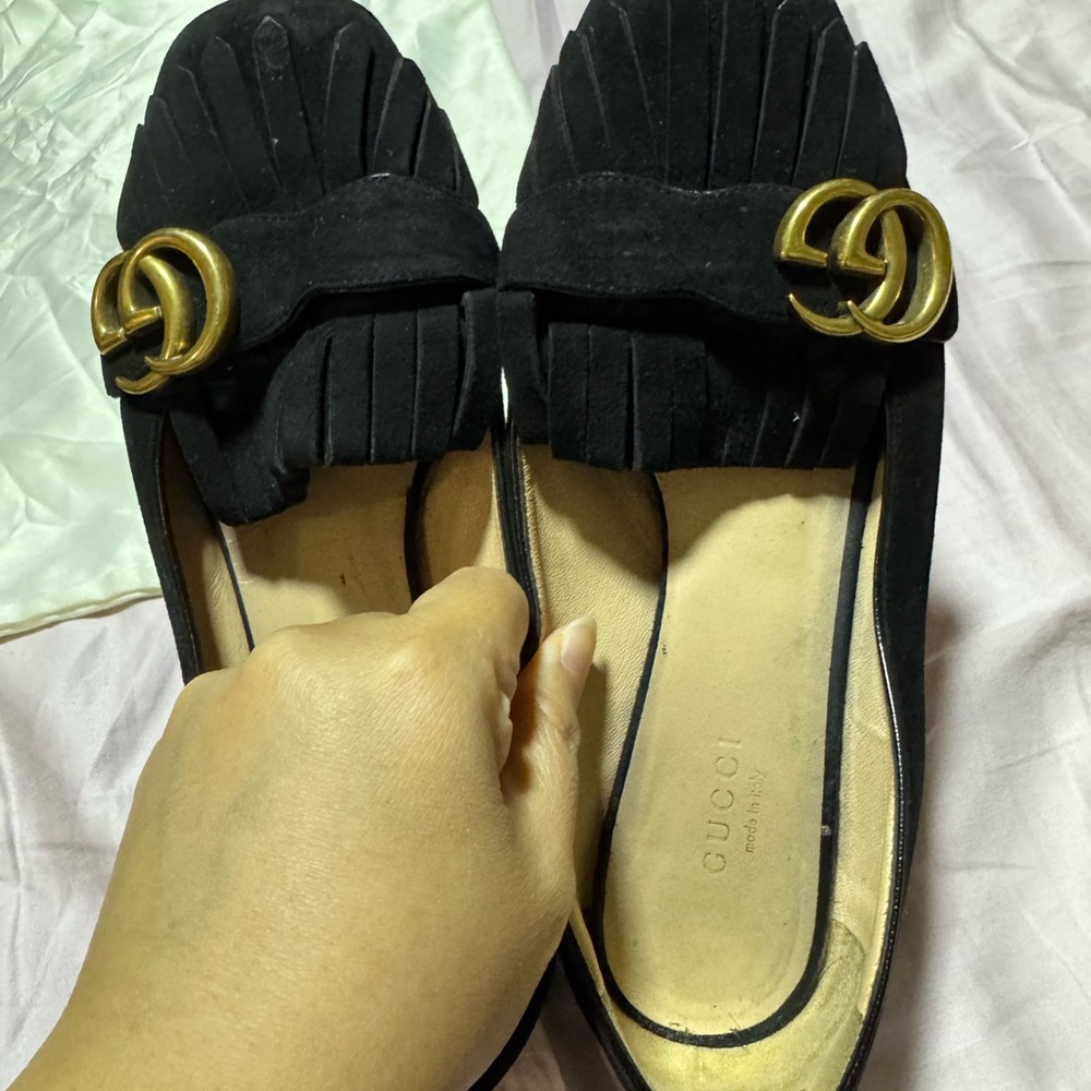 Gucci Women's Black Suede Fringe Loafers with Gold GG Hardware Size 6 - Picture 3 of 16